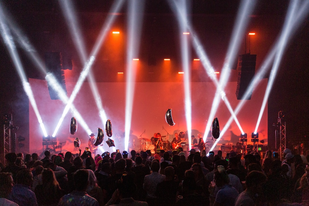 Kleurgebruik tijdens entertainment op bedrijfsfeest