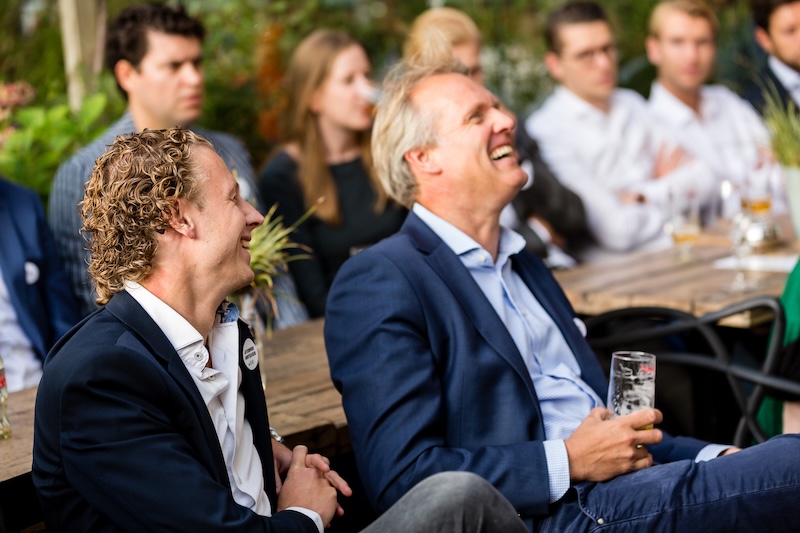 Lachende bezoekers (evaluatie van je event)